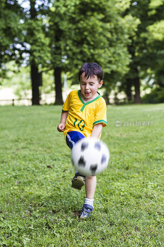 巴西幼童踢足球