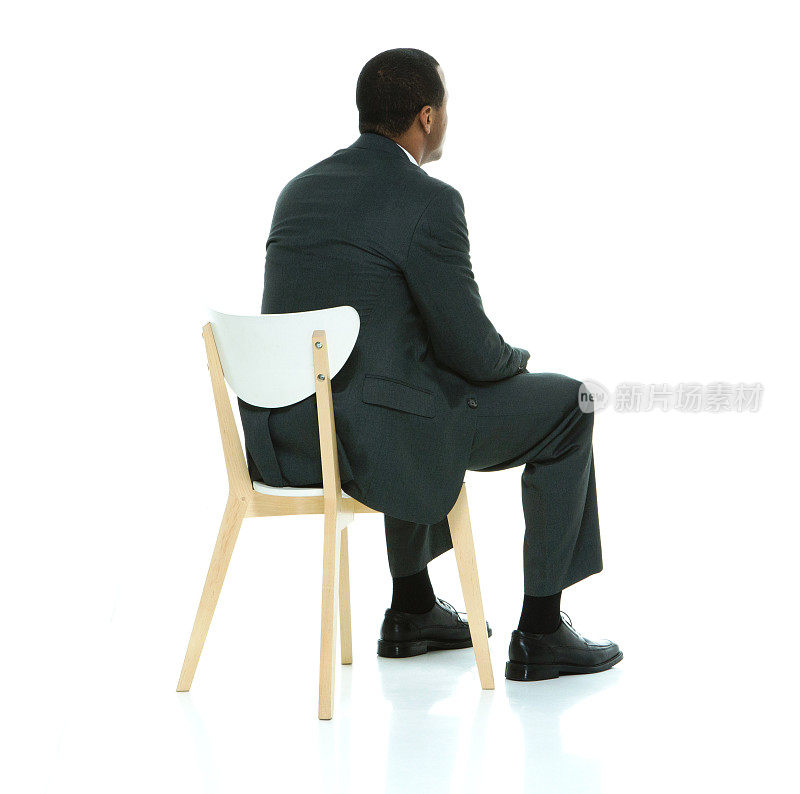 商人坐在椅子上的后视图