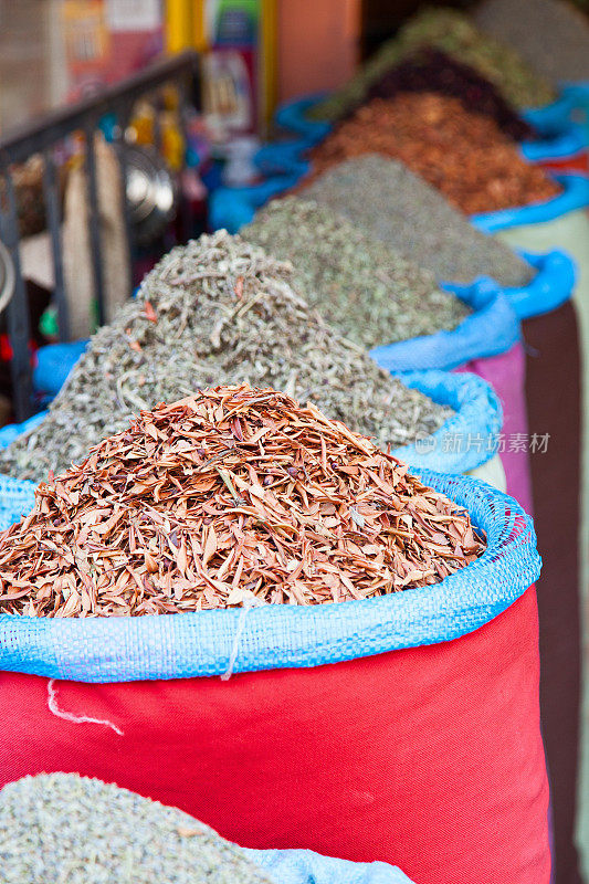 在马拉喀什市场展出的干香草。摩洛哥。