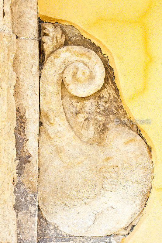 古老的黄色墙壁与巴洛克的石头细节