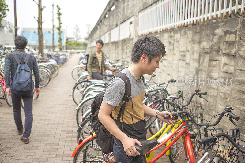 年轻的日本学生在日本京都停放自行车