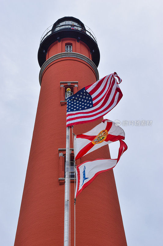 代托纳海滩庞塞湾灯塔上的旗帜