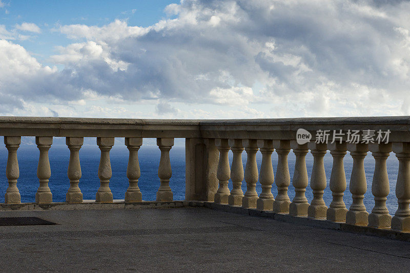 马略卡岛的灯塔阳台，有大海和多云的天空