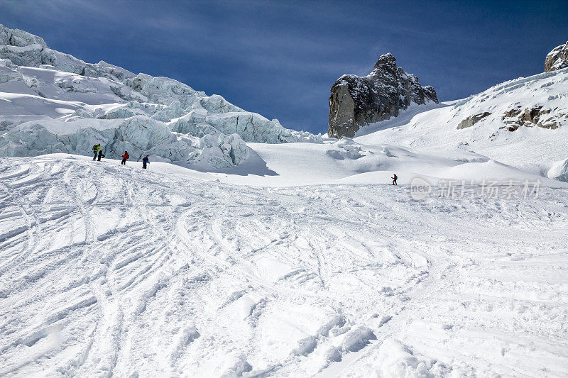 白雪皑皑的阿尔卑斯山。在勃朗峰滑雪