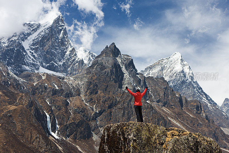 妇女看山，珠穆朗玛峰国家公园