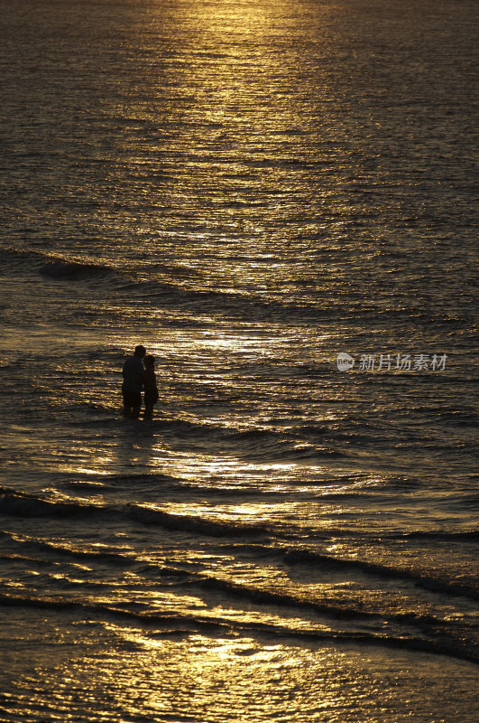 在夕阳下亲吻大海