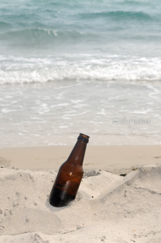 海滩上的棕色啤酒瓶