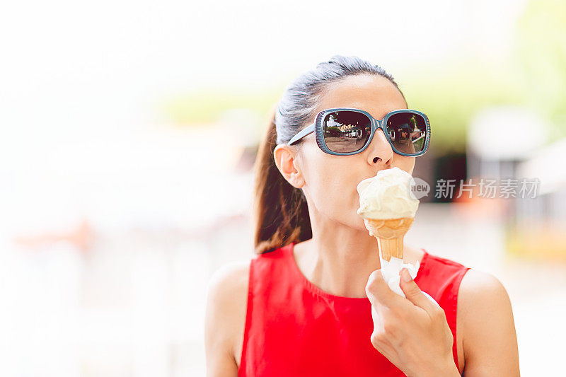 吃冰淇淋的中年女人
