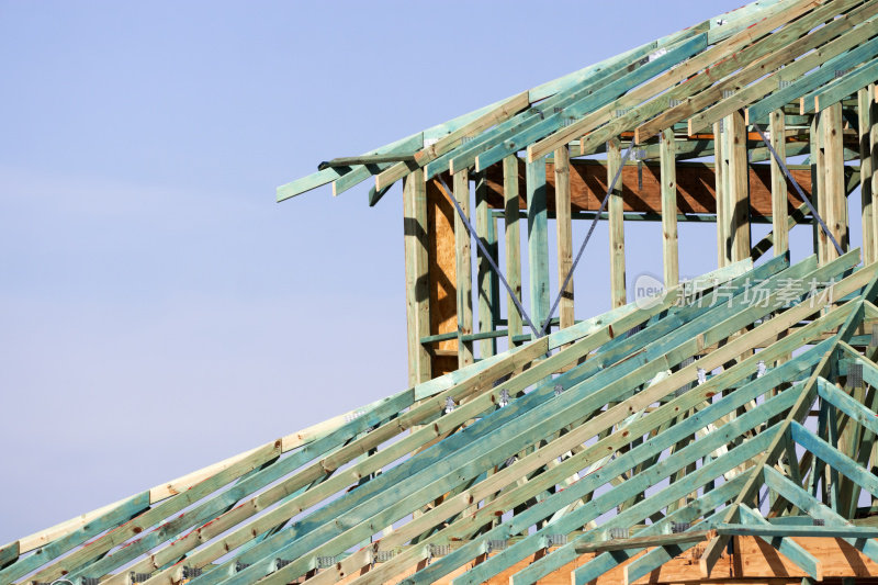特写木结构房屋框架与屋顶桁架，复制空间