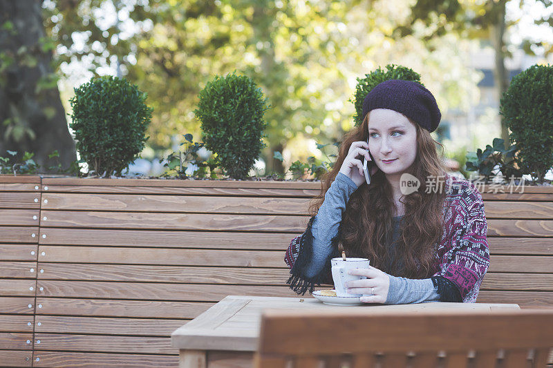 可爱的红发女人在喝茶