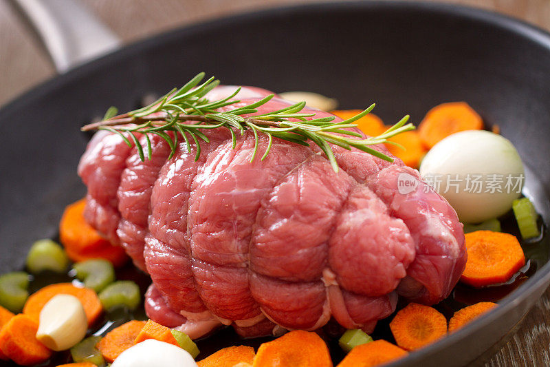 生牛肉在平底锅里烤