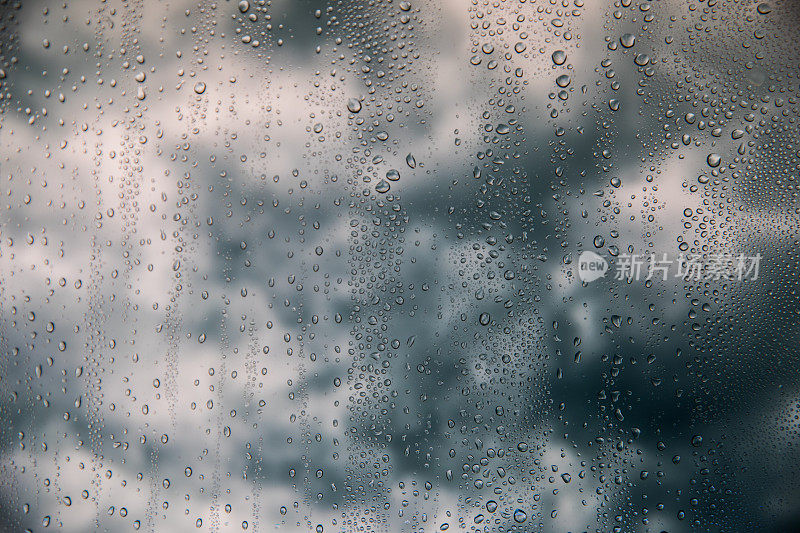 阴雨霏霏的天空中飘着乌云