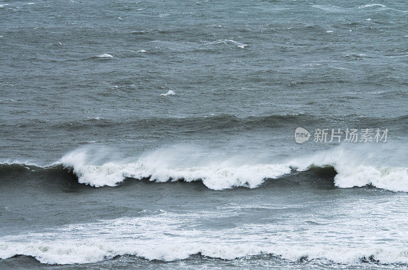 波涛汹涌的大海，海风吹起浪花