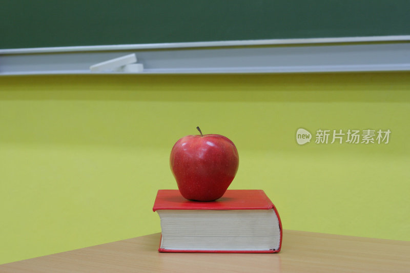 教室里有苹果和书本