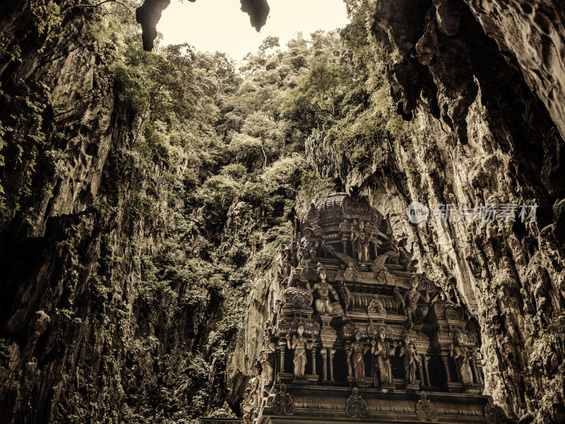 马来西亚雪兰莪城拔都石窟内的庙宇