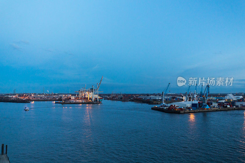 日落时分，德国汉堡港口的起重机