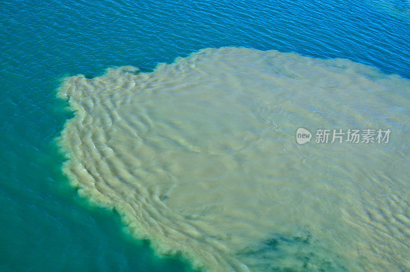 深水港船首推进器淤泥池