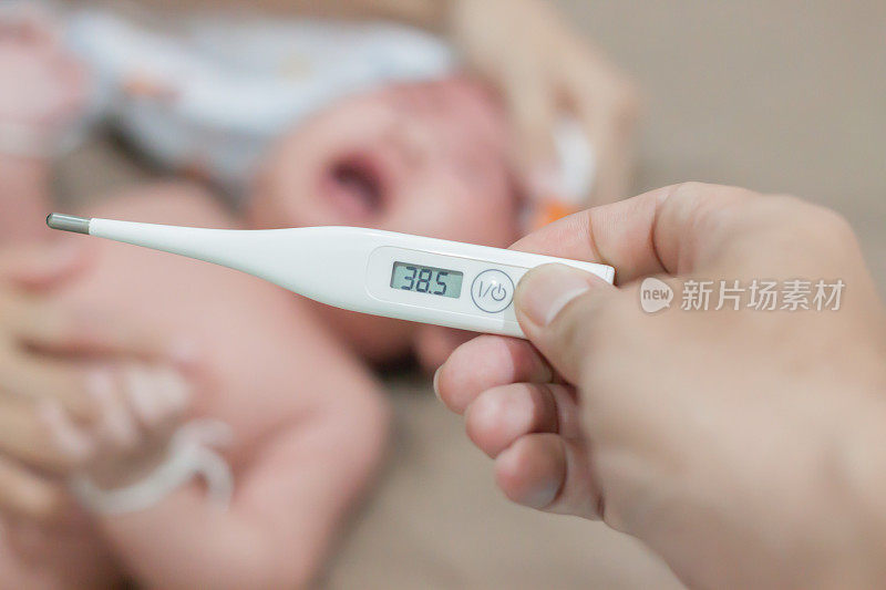 宝宝生病药流感发烧和体温计，妈妈检查生病宝宝的体温