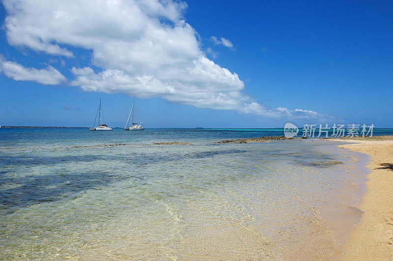 汤加汤加塔普岛附近的潘盖莫图岛清澈的海水