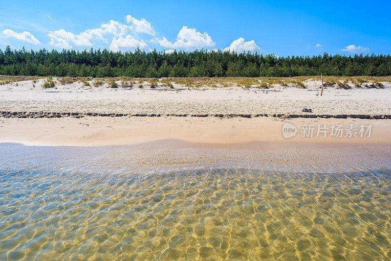 波兰波罗的海Lubiatowo海滩清澈平静的海水