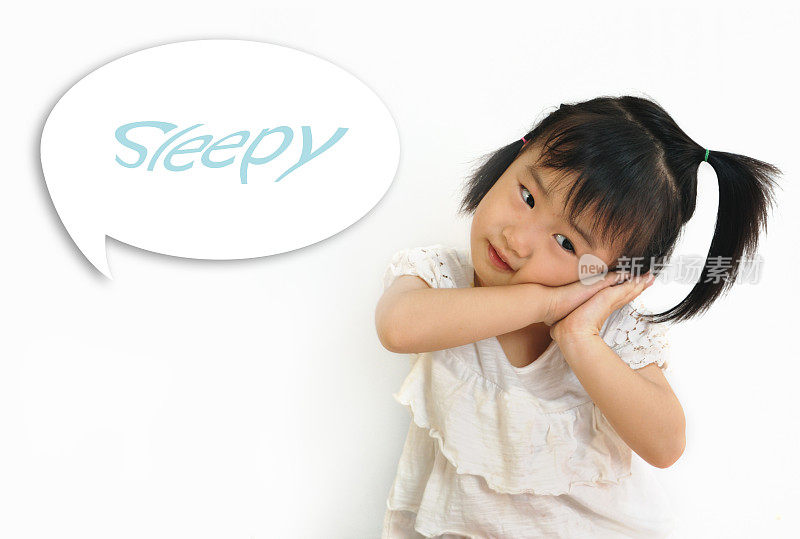 亚洲孩子的头放在手上用“瞌睡”字