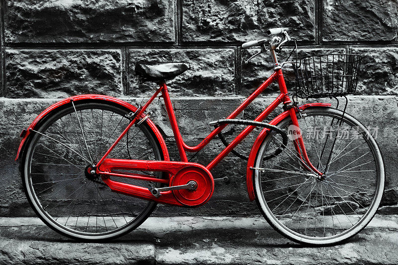 复古的红色自行车在黑白墙上。