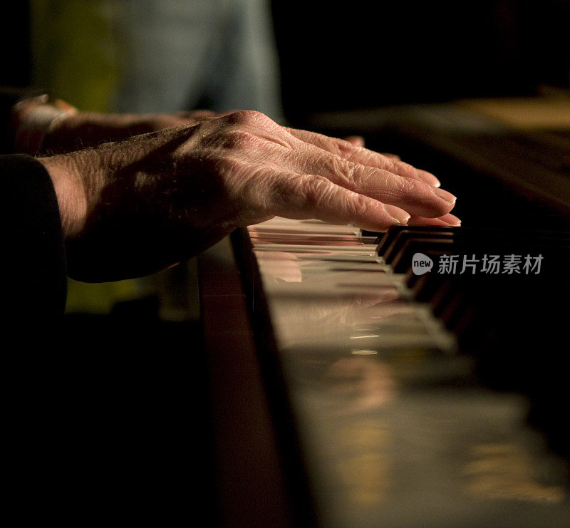 男人的手在钢琴键上，低键