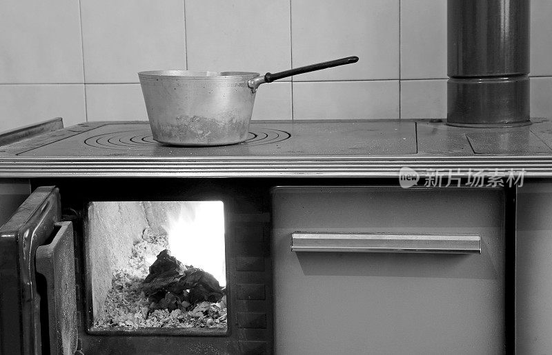古老家庭厨房里的旧燃木炉