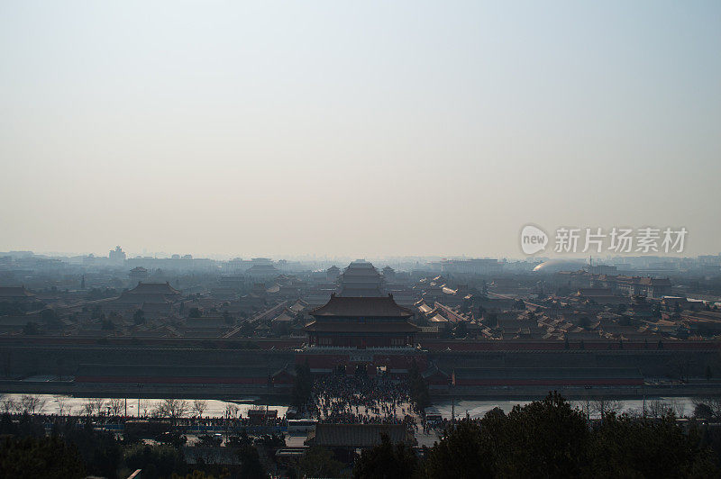 中国北京，从景山公园寺庙看到的紫禁城和春节期间的人群