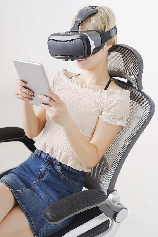 女商人戴着VR眼镜使用平板电脑