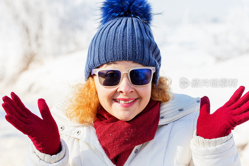 雪中微笑女人的肖像