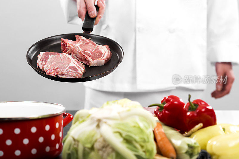 用平底锅煮肉和蔬菜
