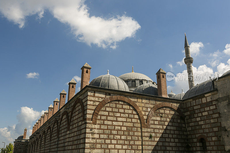 土耳其伊斯坦布尔的法提赫阿克萨莱埃伊普附近清真寺的圆顶尖塔和烟囱
