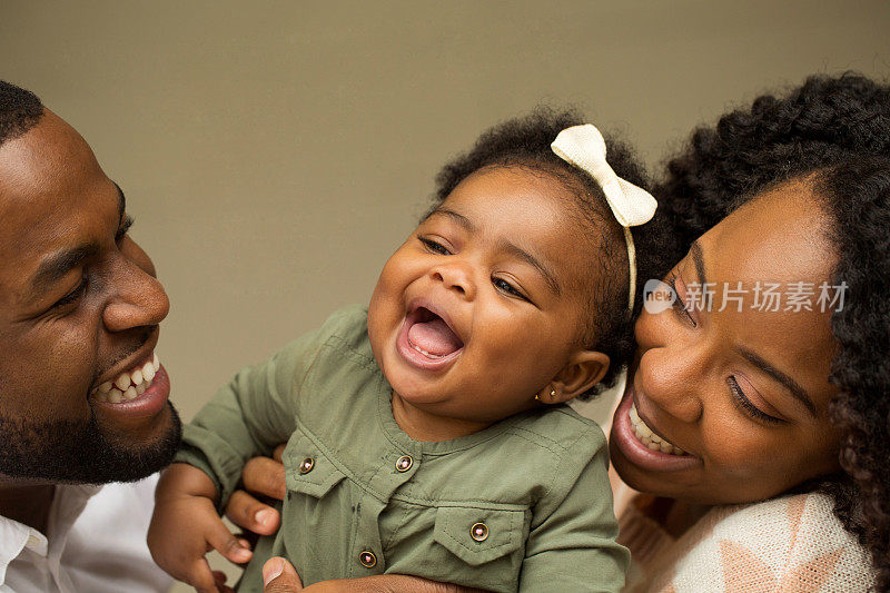 幸福的非裔美国家庭和他们的孩子。