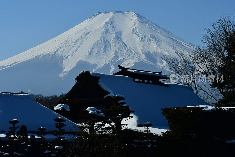 白雪覆盖的富士山，摄于山梨县大野hakkai