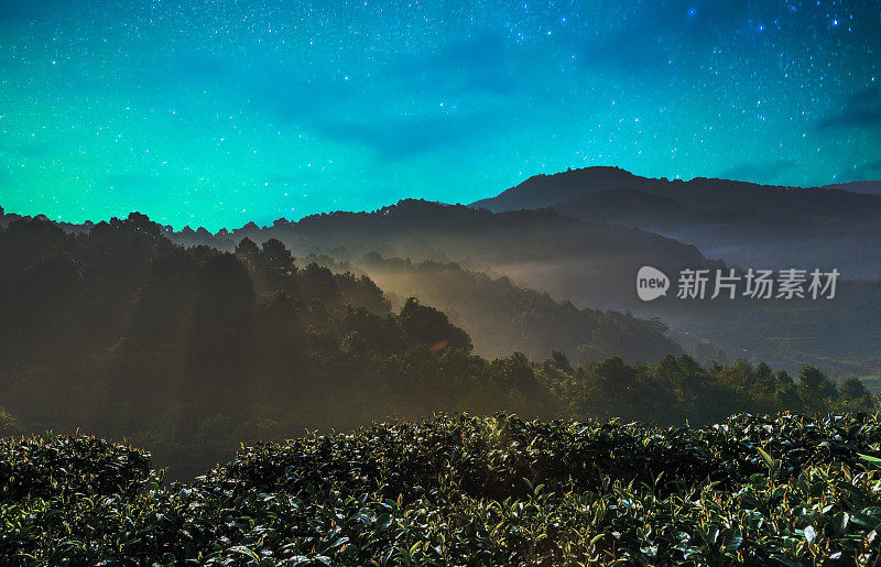 全景清迈自然景观与银河天空在泰国