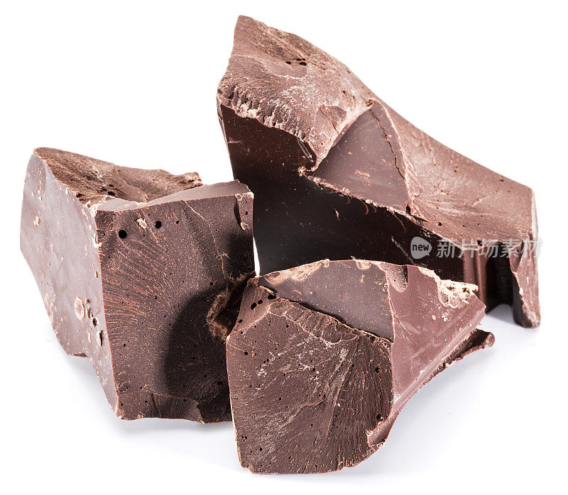 巧克力块和一块块的巧克力棒孤立在白色的背景上。