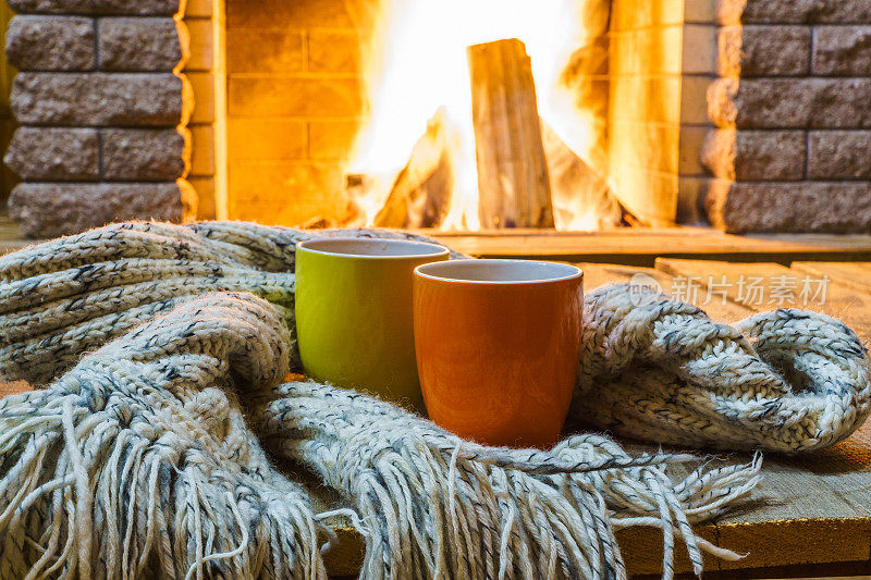 喝茶或咖啡的杯子，舒适的壁炉旁的羊毛制品。