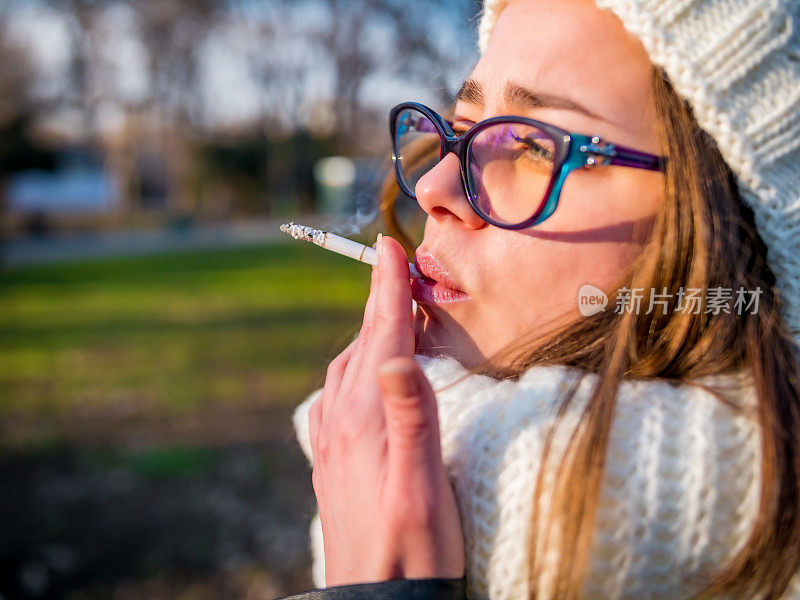 一个女孩吸烟的特写镜头