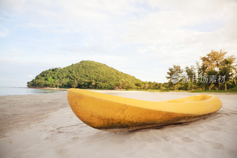 海滩上的黄色皮艇。