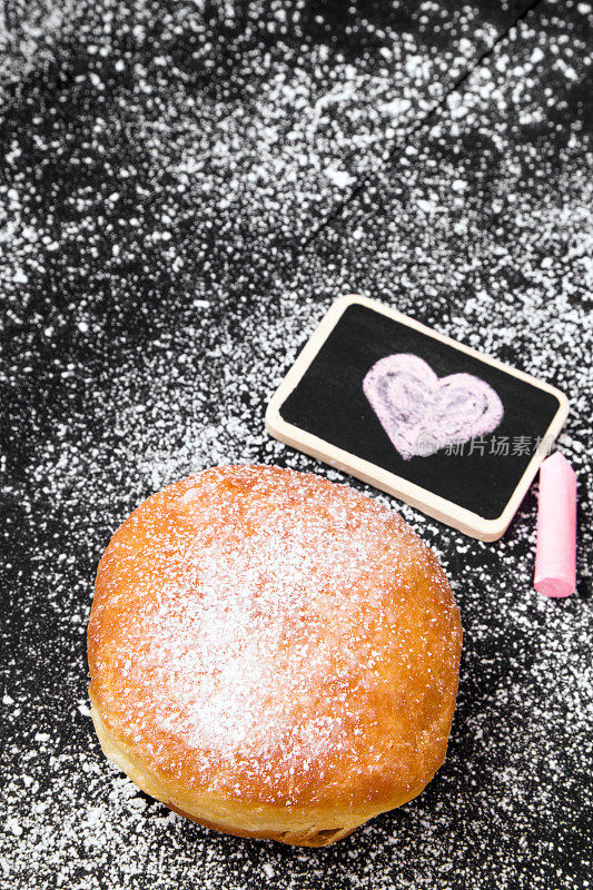 糖粉甜甜圈和心形画