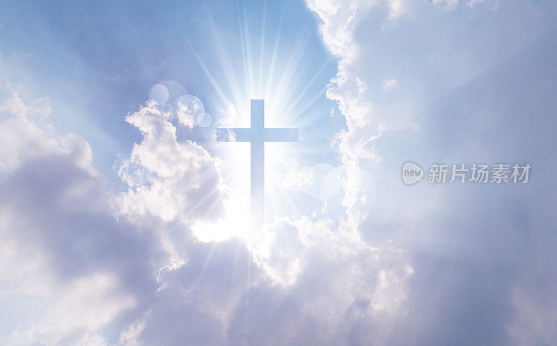 基督教的十字架在天空中显得明亮