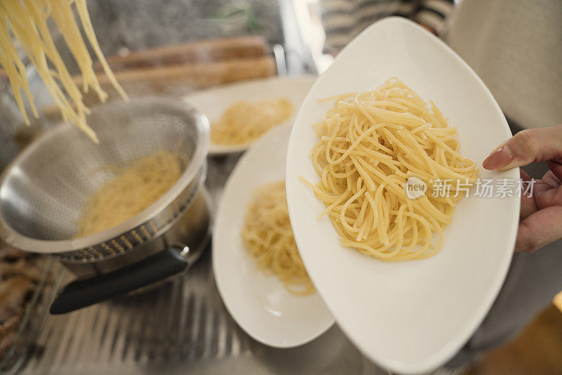 妈妈和女儿喜欢吃圣诞食品