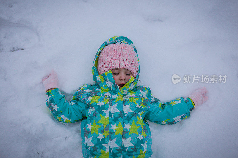 蹒跚学步的孩子在雪地里享受