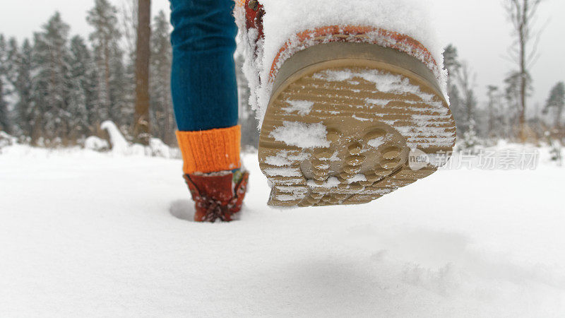 走在雪