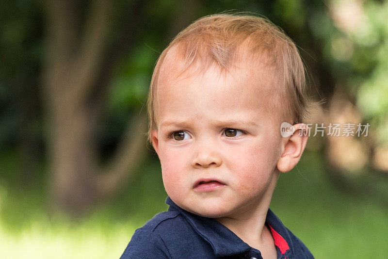 严重的男性幼儿