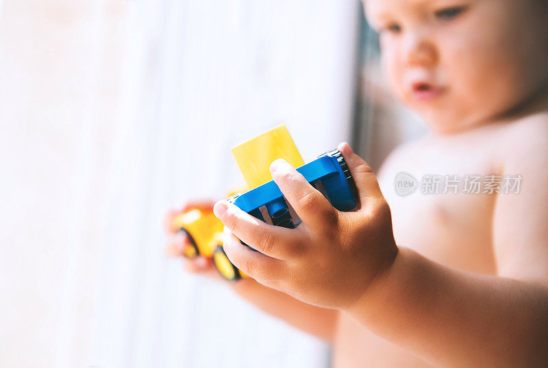 宝宝在家里玩和发现五颜六色的玩具，特写细节。