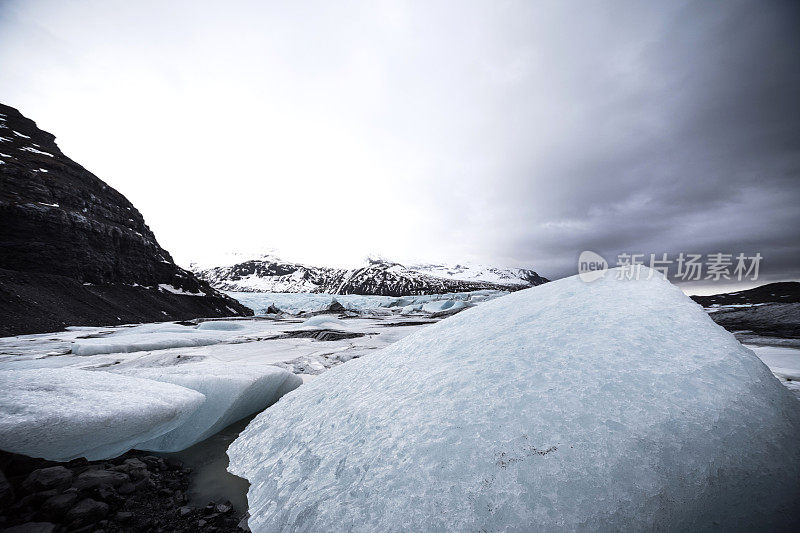 冰岛冰川-蓝色的冰山漂浮在泻湖上