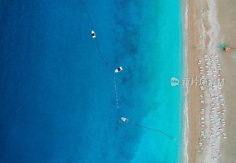 土耳其Oludeniz地中海船只鸟瞰图。美丽的夏日海景，游船，清澈湛蓝的海水，阳光明媚的沙滩。从无人机俯瞰游艇。自然背景