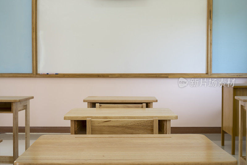 课桌上有白板
